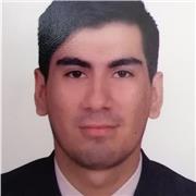 Estudiante en progreso da clases de matemáticas a estudiantes de colegio